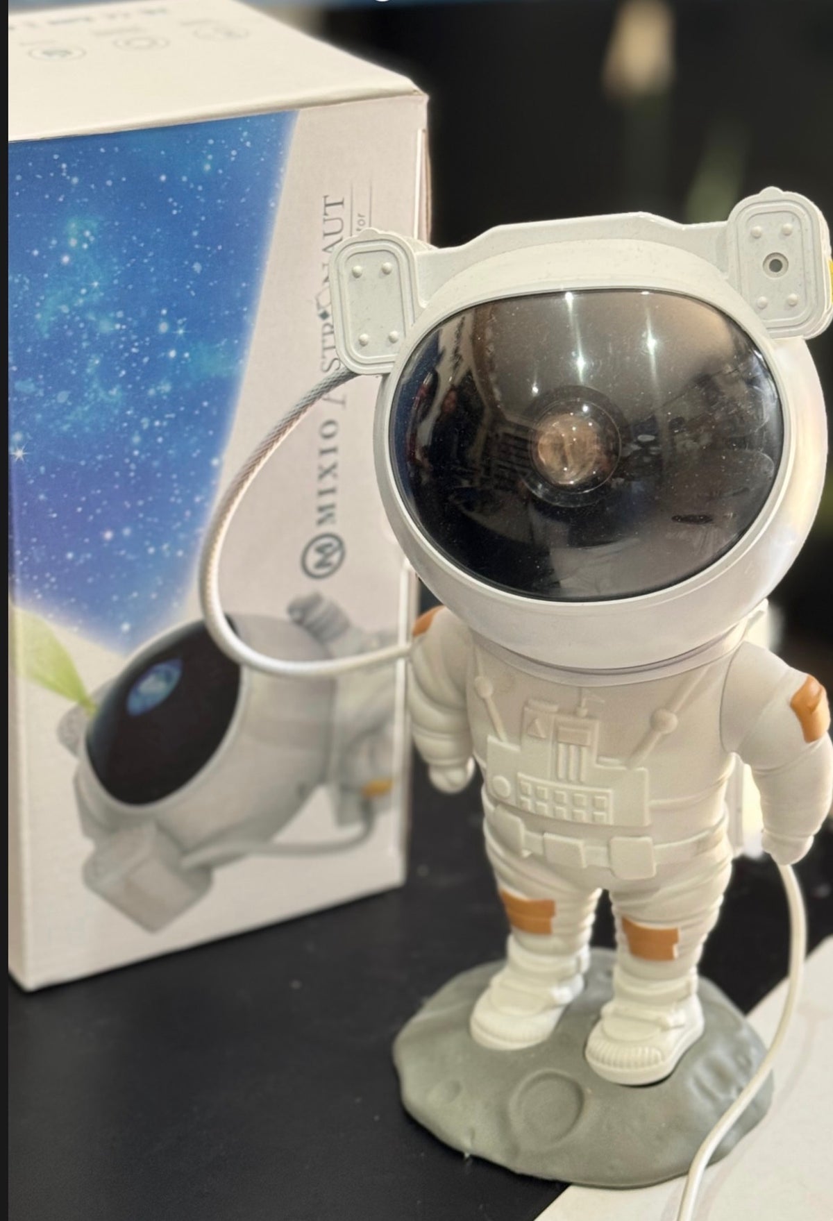 Astronauta proyector galaxia